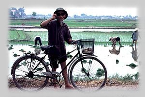 Ein Fahrrad und der genau so alte  Besitzer